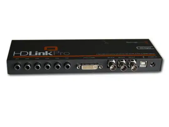 Rückansicht des Blackmagic HDLink Pro SDI zu DVI Konverters - das kompakte, schwarze Gerät zeigt mehrere Audio-Ein- und Ausgänge, einen DVI-Anschluss, SDI-Anschlüsse, USB-Port und einen Netzanschluss. Ideal zum Mieten für professionelle Videoübertragung und Signalwandlung.