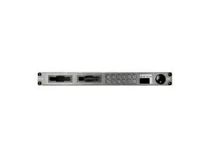 Frontansicht des Blackmagic Hyperdeck Studio 3G Festplattenrecorders mit beleuchteten Steuertasten, digitalem Display und zwei SD-Kartenslots - professionelle Videoaufzeichnungslösung, jetzt mieten oder kaufen.