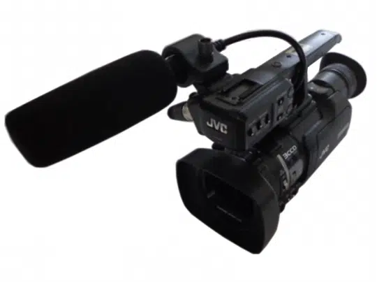 JVC GY-HM150E professionelle Videokamera mit großem externen Mikrofon, schräg auf weißem Hintergrund aufgenommen - ideal zum Kaufen oder Mieten; robuste schwarze Kamera mit seitlichem Griff und sichtbaren Bedienelementen.