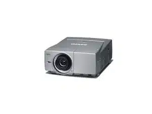 Sanyo PLC-XF60A Multimedia-Projektor zur Miete - silberner Beamer mit großem Objektiv und seitlichen Lüftungsgittern, 6500 Lumen Helligkeit, vor weißem Hintergrund.