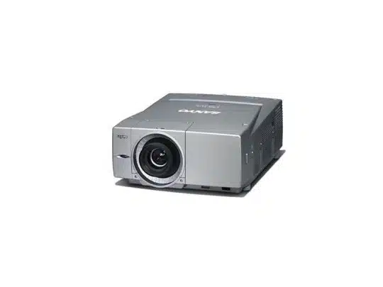 Sanyo PLC-XF60A Multimedia-Projektor zur Miete - silberner Beamer mit großem Objektiv und seitlichen Lüftungsgittern, 6500 Lumen Helligkeit, vor weißem Hintergrund.