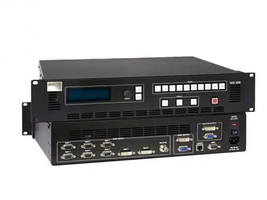 Barco DCS-200 Seamless Switcher (Demoware) in Schwarz, frontseitig mit Bedientasten und Display, rückseitig mehrere Videoanschlüsse, rack-montierbar - professioneller Video-Switcher zum Mieten oder Kaufen.