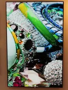 Produktbild: Mehrere bunte Schmuckstücke, darunter Edelsteinringe und Armbänder, sind in Nahaufnahme auf dem 95 Zoll LED LCD Display - Samsung ME95C - dargestellt. Das hochwertige, große Display zeigt die Schmuckdetails klar und farbbrillant; ideal für alle, die einen Samsung ME95C Bildschirm mieten möchten.