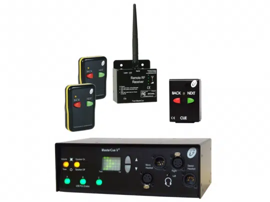 Produktfoto des Interspace Industries MasterCue V6 USB zum Mieten - abgebildet sind die Hauptsteuereinheit, zwei kabellose Handfernbedienungen, ein RF-Empfänger mit Antenne und eine kompakte Fernbedienung für professionelle Präsentationssteuerung bei Veranstaltungen oder auf der Bühne.