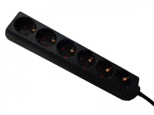 Schuko-Verteilerdose 6fach vor weißem Hintergrund, schräg fotografiert. Die schwarze Steckdosenleiste verfügt über sechs runde Schutzkontakt-Steckdosen und eignet sich optimal zum Mieten oder Kaufen, z.B. für Veranstaltungen oder den flexiblen Einsatz im Büro.