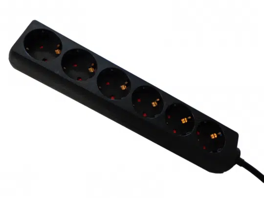 Schuko-Verteilerdose 6fach vor weißem Hintergrund, schräg fotografiert. Die schwarze Steckdosenleiste verfügt über sechs runde Schutzkontakt-Steckdosen und eignet sich optimal zum Mieten oder Kaufen, z.B. für Veranstaltungen oder den flexiblen Einsatz im Büro.
