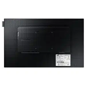 Rückansicht des 22 Zoll LED Displays Samsung DB22D-P: Das Produktbild zeigt das rechteckige zentrale Panel mit strukturierter Oberfläche, mehreren Anschlüssen, dem Samsung-Logo und einem weißen Produktetikett. Ideal geeignet zur Miete oder zum Kauf für professionelle Präsentationen.