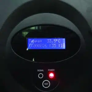 Digitalanzeige des LEDCON SL-3.75SI LED Wand Moduls mit einer Temperatur von 33,5 °C und einem Timer (26:35:18); SIGNAL-, POWER- (rote Leuchte an) und TEST-Tasten sichtbar - das LED Modul eignet sich ideal zur zuverlässigen Messanzeige zum Mieten oder Kaufen.