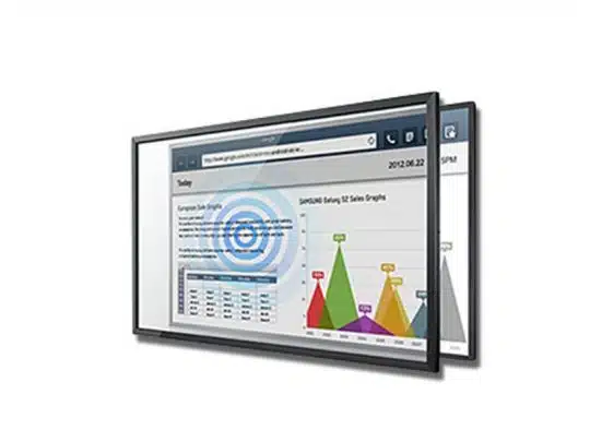 Digitaler 48-Zoll-Bildschirm mit Touch-Overlay für Samsung DM48D/E (CY-TD48LDAH) zur Miete, zeigt verschiedene Grafiken und Charts, darunter ein blaues Ziel-Diagramm; im Hintergrund steht ein weiterer ähnlicher Bildschirm - perfekt für Unternehmen, die moderne Präsentationstechnik mieten möchten.