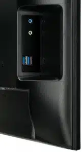 Nahaufnahme der linken Seitenblende des iiyama ProLite B2888UHSU-B1 28 Zoll 4K LED Displays, erkennbar sind zwei USB 3.0 Anschlüsse, ein Kopfhöreranschluss und ein Mikrofoneingang in einer mattschwarzen Aussparung - optimal zum Mieten für professionelle Anwendungen.