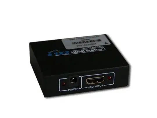 HDMI Splitter 1-2 mieten - schwarzer 1x2 HDMI-Splitter mit beschriftetem Power- und HDMI-Eingang an der Vorderseite sowie Barcode-Aufkleber oben; ideal zum flexiblen Verteilen von HDMI-Signalen, jetzt kaufen oder mieten.