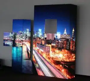 LED Wand Modul 3.75mm Ecke 90° - LEDCON SL-3.75SI, große LED Panels in N-Form mit quadratischer Aussparung oben, zeigen eine Stadtansicht bei Nacht mit beleuchteten Hochhäusern und einer Flussbrücke; das LED Display eignet sich ideal zur Miete für Events und Messen.