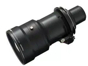 Wechselobjektiv Panasonic ET-D75LE6 - großes, schwarzes Panasonic-Objektiv mit markanten mechanischen Details und breitem Glas-Frontelement, ideal zum Kaufen oder Mieten. Das Objektiv ist auf dem Produktbild vor weißem Hintergrund zu sehen.