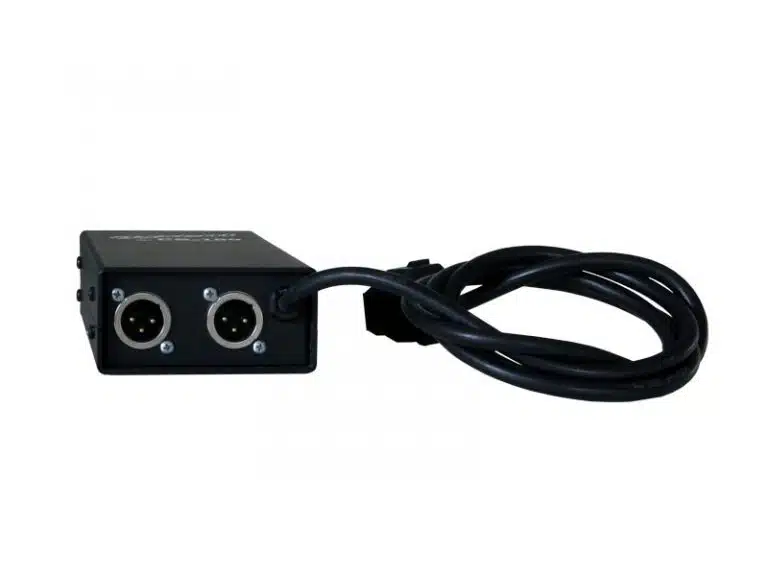 Intercom Set mit 3 Stationen [klein] - schwarzes Kommunikationssystem mit zwei XLR Ein-/Ausgängen und festem Stromkabel, ideal zum Mieten. Das Intercom-Set ist kompakt und vor weißem Hintergrund abgebildet.