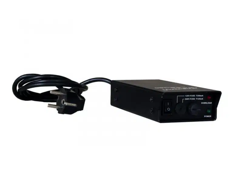 Das Intercom Set mit 3 Stationen [klein] mieten - Abgebildet ist ein schwarzes Netzteil mit europäischem Stecker, Ein/Aus-Schalter, "Overload"- und "Power"-Kontrollleuchten sowie einem Sicherungsfach. Das Produkt liegt isoliert vor weißem Hintergrund.