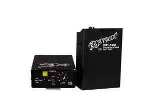 Intercom Set mit 3 Stationen [groß] mieten - drei schwarze elektronische Geräte, davon eine Hauptstation mit Bedienfeld, Call-Taste, Drehregler und Schaltern für Buzzer sowie Seitenton; ideal für einfache Kommunikation im Mietgebrauch.