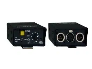 Intercom Set mit 3 Stationen - auf dem Bild sind zwei schwarze Belt Packs zu sehen, eines mit gelbem CALL-Knopf und Reglern, das andere mit drei XLR-Anschlüssen; ideal für professionelle Kommunikationstechnik zum Mieten oder Kaufen.