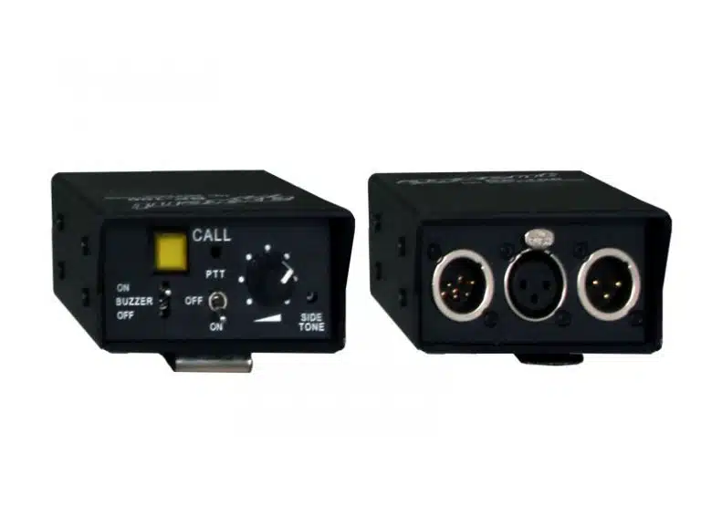 Intercom Set mit 3 Stationen - auf dem Bild sind zwei schwarze Belt Packs zu sehen, eines mit gelbem CALL-Knopf und Reglern, das andere mit drei XLR-Anschlüssen; ideal für professionelle Kommunikationstechnik zum Mieten oder Kaufen.