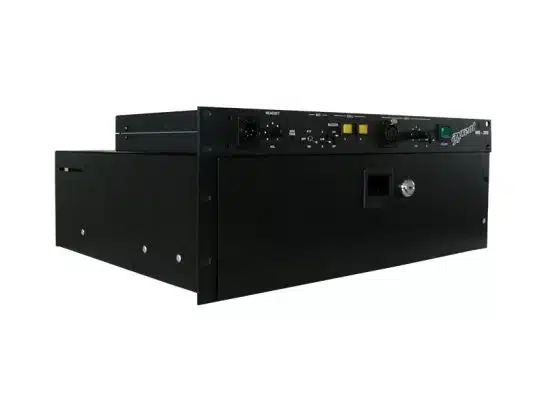 Intercom Set mit 3 Stationen (groß) - schwarzes Rackmount-Gerät mit mehreren Anschlüssen und Tasten sowie frontseitigem Griff, schräg vor weißem Hintergrund; ideal zur Miete für professionelle Kommunikation.