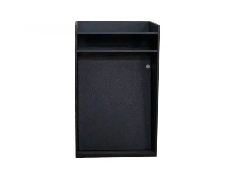 Schwarzes Rednerpult V2/49 zum Mieten - modernes Podium mit schräger Ablagefläche, offenem Fach und abschließbarem Unterschrank, ideal für Präsentationen; Produkt freigestellt vor weißem Hintergrund.