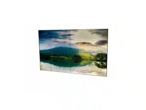 Steglose Videowand 2x2 aus vier 55-Zoll-Displays zeigt ein brillantes Landschaftsmotiv mit Bergen, grüner Natur und See unter wolkigem Himmel. Die nahtlose Videowand ist ideal für professionelle Präsentationen und kann gemietet oder gekauft werden.