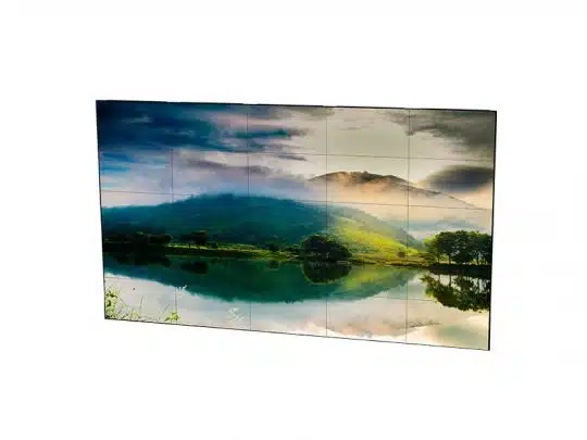 Steglose Videowand 5x5 aus 55 Zoll Displays zur Miete, zeigt ein gestochen scharfes, lebendiges Panorama grüner Berge und Bäume, die sich in einem ruhigen See unter bewölktem Himmel spiegeln. Die große Bildfläche wirkt durch das nahezu rahmenlose Design besonders beeindruckend und eignet sich ideal für Events oder Präsentationen.