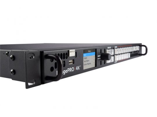 Barco ImagePRO-4K Presentation Scaler mieten - professioneller 19-Zoll Rackmount Video-Switcher mit zahlreichen Bedienknöpfen, integriertem Display für Einstellungen, USB-Anschlüssen vorne und seitlichen Tragegriffen; ideal zum Skalieren und Umschalten von Videosignalen auf Events oder im Studio.