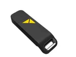 Schwarzer USB-Stick mit gelbem Dreiecksdesign, abgebildet auf weißem Hintergrund - AV Stumpfl PIXERA Lizenz als Software-Dongle jetzt kaufen oder mieten für flexible, professionelle Mediensteuerung.