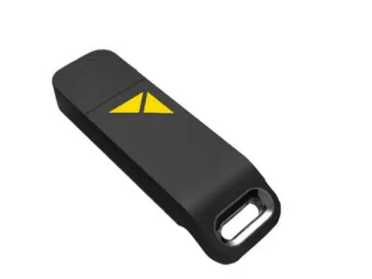 Schwarzer USB-Stick mit gelbem Dreiecksdesign, abgebildet auf weißem Hintergrund - AV Stumpfl PIXERA Lizenz als Software-Dongle jetzt kaufen oder mieten für flexible, professionelle Mediensteuerung.