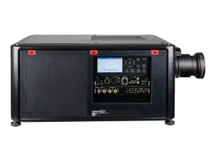 Barco Projektor in Schwarz mit großem Objektiv rechts, übersichtlichem Frontdisplay, mehreren Steuerknöpfen und vielfältigen Ein- und Ausgängen - ideal zum Mieten oder Kaufen für erstklassige Projektionen.