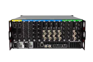 Frontansicht eines rack-montierten Netzwerkservers mit mehreren Ports, Anschlüssen und LED-Anzeigen - ideal zum Mieten oder Kaufen. Der Server verfügt über mehrere vertikale Steckplätze für unterschiedliche Module und Netzteile. Perfekte Lösung für flexible IT-Infrastruktur und professionelle Netzwerkanwendungen.