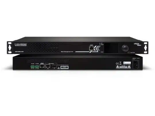 Lightware UMX-4x4-Pro Matrix Management Unit, Vorder- und Rückansicht; schwarzes, rechteckiges Rack-Mount-Gerät mit verschiedenen Anschlussports, Steckern, Display, Bedienknöpfen und Lightware-Branding - ideal zum Mieten oder Kaufen.