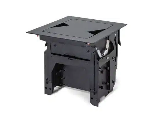 Schwarz eloxierte Tischanschlussdose "Table Box" aus Metall mit quadratischem, bündigem Deckel und ausgeschnittenen Griffen - zur Installation in Konferenztischen zur Kabel- und Anschlussverwaltung. Erhältlich zum Kauf oder zur Miete.