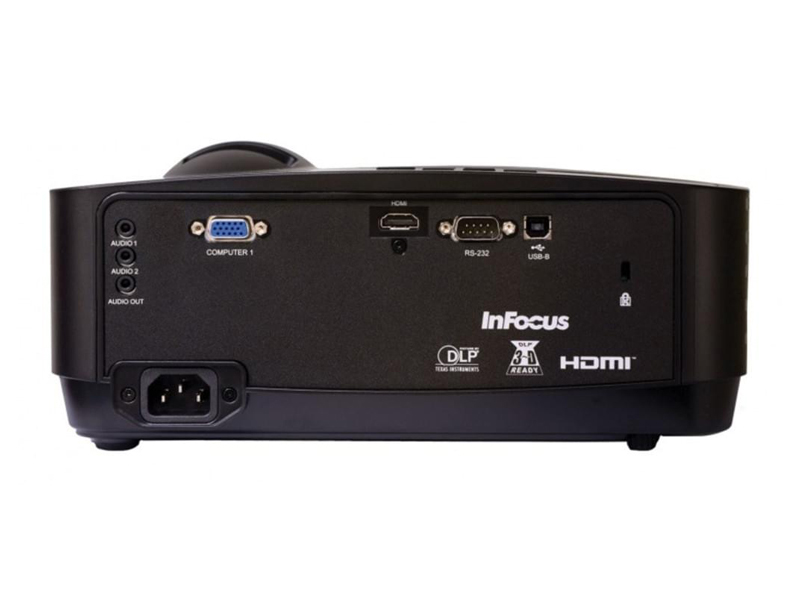 Rückansicht des InFocus IN118HDxc Projektors mit 3.200 Lumen, zeigt VGA-, HDMI-, RS-232-, USB-B-Anschluss, Audio Ein-/Ausgänge und Stromanschluss; DLP-, HDMI- und InFocus-Logos sind sichtbar. Perfektes Gerät zum Mieten oder als neue Beamer-Lösung für Präsentationen oder Heimkino.