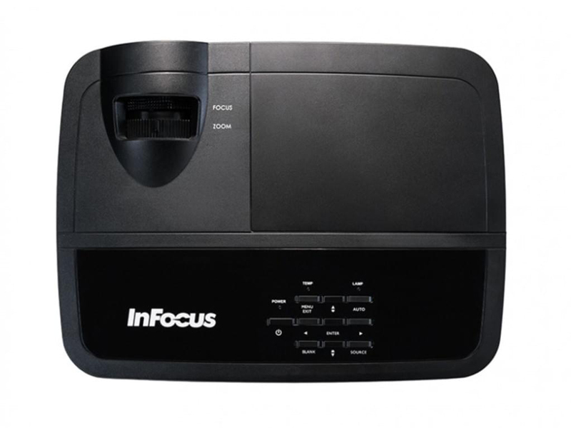 Top-Ansicht des InFocus IN118HDxc Projektors in Schwarz (3.200 Lumen, Neuware). Sichtbar sind die Linsen-Einstellräder und Bedienknöpfe auf der Oberseite; darunter befindet sich das gut erkennbare InFocus-Logo. Ideal für alle, die einen Beamer kaufen oder mieten möchten.
