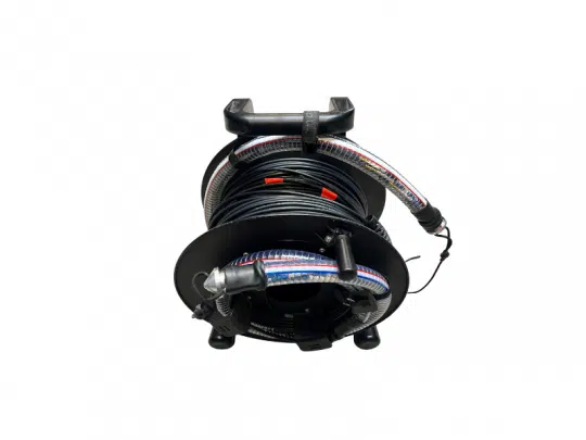 100 Meter Singlemode Mobil Glasfaserkabel Universal 4E9/125 LC auf schwarzer Kabeltrommel, frontale Ansicht, weißer Hintergrund.