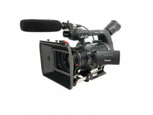 Panasonic AG-HPX250 Profi-Videokamera mit großem Objektivdeckel, externem Mikrofon und seitlich ausklappbarem LCD-Display vor weißem Hintergrund; das Mietangebot richtet sich an alle, die hochwertige Kameraausstattung für Film- und Videoproduktionen benötigen.