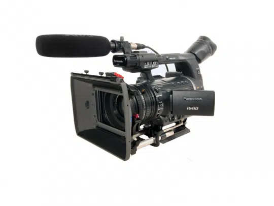 Panasonic AG-HPX250 Profi-Videokamera mit großem Objektivdeckel, externem Mikrofon und seitlich ausklappbarem LCD-Display vor weißem Hintergrund; das Mietangebot richtet sich an alle, die hochwertige Kameraausstattung für Film- und Videoproduktionen benötigen.