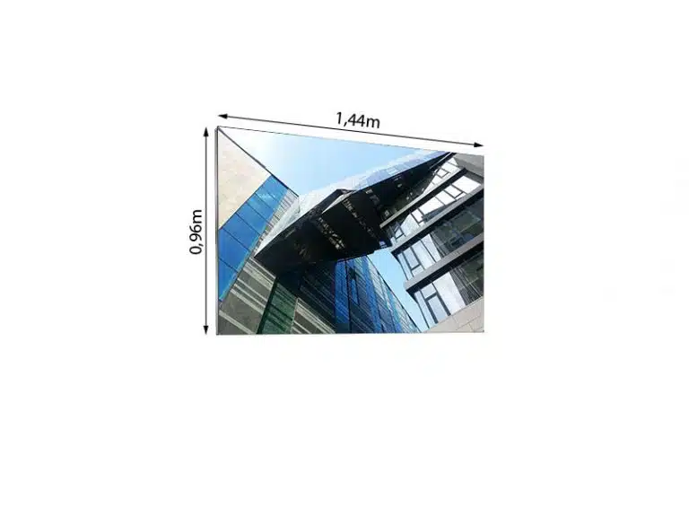 Moderne Glasfassade mit installierter LEDCON SL-3.75SI LED Wand (1,44 m x 0,96 m, 3,75 mm Pixelabstand); die Maße sind markiert - perfekt als mietbare LED-Videowand für Events und Präsentationen.
