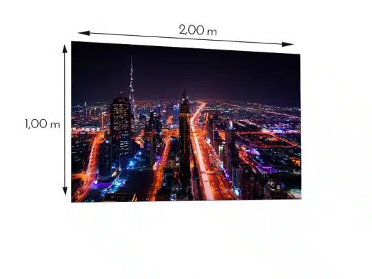 LED Wand 2m x 1m INFiLED ER5pro (5.9mm Pixelabstand) mit Fotografie eines nächtlichen Stadtbilds, leuchtenden Straßen und Hochhäusern; Messlinien und Labels zeigen die Abmessungen - ideal zur Miete oder zum Kauf für moderne Raumgestaltung.