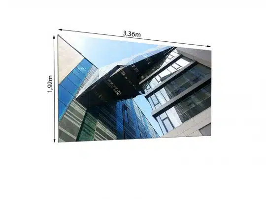 LED Wand 3.36m x 1.92m - 3.75mm LEDCON SL-3.75SI auf einem modernen Gebäude mit verglaster Brücke; die große, rechteckige LED-Wand ist deutlich sichtbar und eignet sich ideal für Werbung oder Events, dahinter sind Teile des Himmels zu sehen; das Produkt ist flexibel zum Mieten oder Kaufen verfügbar.