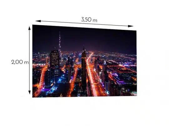 LED Wand 3.50m x 2.00m - 5.9mm INFiLED ER5pro zeigt eine leuchtende Stadt bei Nacht mit hohen, beleuchteten Wolkenkratzern; große, brillante LED-Videowand zur Miete für beeindruckende visuelle Präsentationen in verschiedenen Räumen.