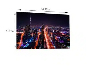 Produktbild zeigt die LED Wand INFiLED ER5pro (5,00m x 3,00m, 5.9mm Pixelabstand) mit einer leuchtenden Nachtaufnahme einer Stadt aus der Vogelperspektive; auf dem brillanten Display sind viele beleuchtete Gebäude und Straßen zu sehen - ideal zum Mieten für beeindruckende visuelle Darstellungen in Events oder Ausstellungen.