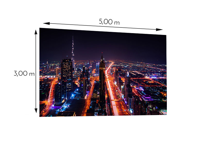 Produktbild zeigt die LED Wand INFiLED ER5pro (5,00m x 3,00m, 5.9mm Pixelabstand) mit einer leuchtenden Nachtaufnahme einer Stadt aus der Vogelperspektive; auf dem brillanten Display sind viele beleuchtete Gebäude und Straßen zu sehen - ideal zum Mieten für beeindruckende visuelle Darstellungen in Events oder Ausstellungen.