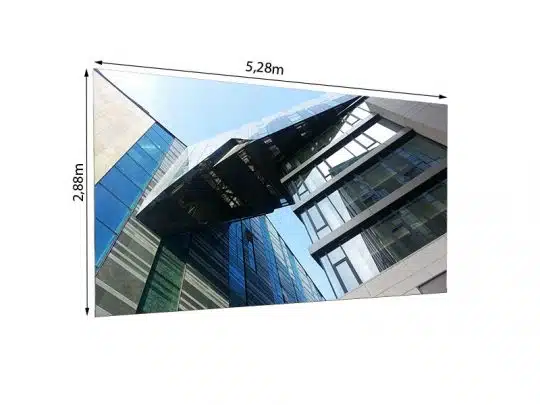 Frontale Ansicht moderner Glas- und Stahlgebäude von unten gegen den Himmel; über das Bild sind die Maße 5,28 m x 2,88 m markiert - perfekt als Beispielmotiv für eine LED Wand in dieser Größe. Abgebildet wird die LEDCON SL-3.75SI mit 3,75 mm Pixel Pitch, ideal zum Mieten für Präsentationen und Events.