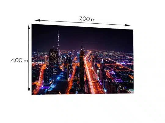 LED Wand 7.00m x 4.00m - 5.9mm INFiLED ER5pro, zeigt ein nächtliches Stadtpanorama mit beleuchteten Wolkenkratzern und Straßen, ideal zum Mieten oder Kaufen für beeindruckende Event-Präsentationen.