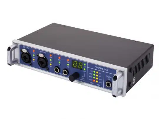 RME Fireface UCX Audio Interface - Schwarze und silberne Soundkarte im Rack-Format mit zahlreichen Ein- und Ausgängen, Drehreglern, LEDs sowie digitalem Display; das kompakte Profi-Audiointerface ist auf dem Bild von vorne zu sehen und kann als Soundkarte vermietet werden.