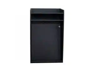 Schwarzes Multimedia Rednerpult V2/49 von The Design mit flacher Oberfläche, praktischem Oberfach und abschließbarer Front zum Mieten. Das moderne, rechteckige Pult steht vor weißem Hintergrund und eignet sich ideal für Veranstaltungen oder Präsentationen.