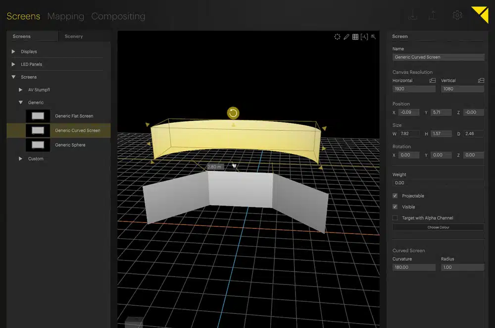 3D-Projection-Mapping-Tool auf einem Computerbildschirm mit gelb markierter gebogener Projektionsfläche und zwei grauen Flachbildschirmen auf einer Rasteransicht - die Software eignet sich zur Planung von Event-Projektionen und ist für Miet- oder Kaufoptionen erhältlich; seitliche Panels zeigen Bildschirm-Einstellungen und Konfigurationsoptionen.
