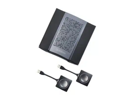 Barco ClickShare kabelloses Präsentationssystem in Schwarz mit belüftetem Gehäuse und zwei silbernen USB-Buttons auf weißem Hintergrund - perfekt zum drahtlosen Präsentieren, ideal zum Kaufen oder Mieten.